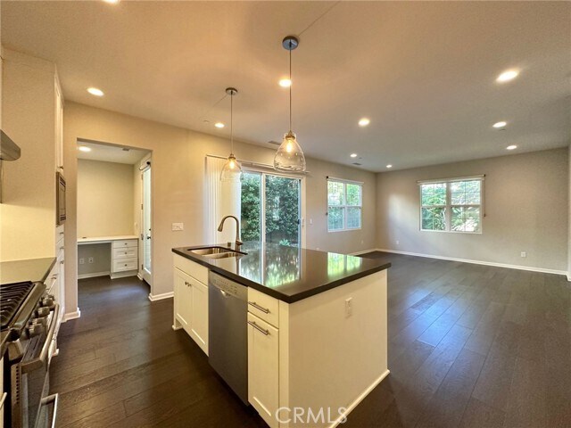 Building Photo - 125 Painted Trellis