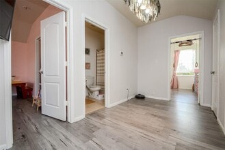 Building Photo - 10 Tealight Pl