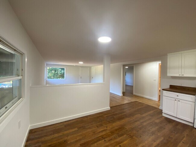 Building Photo - Des Moines charmer with spacious yard