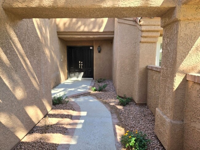 Building Photo - Spanish Trail