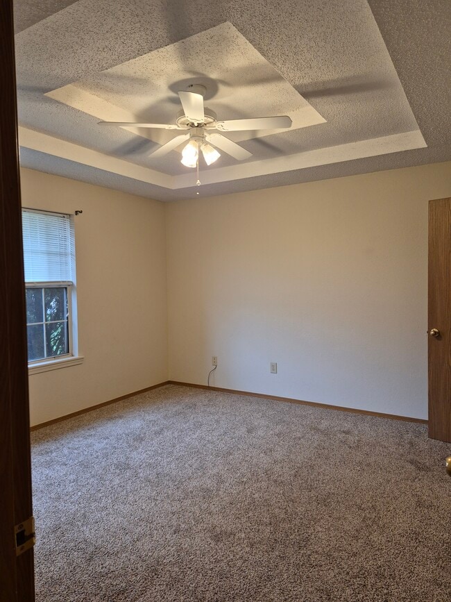 Master Bedroom - 5617 S Pinehurst Ave