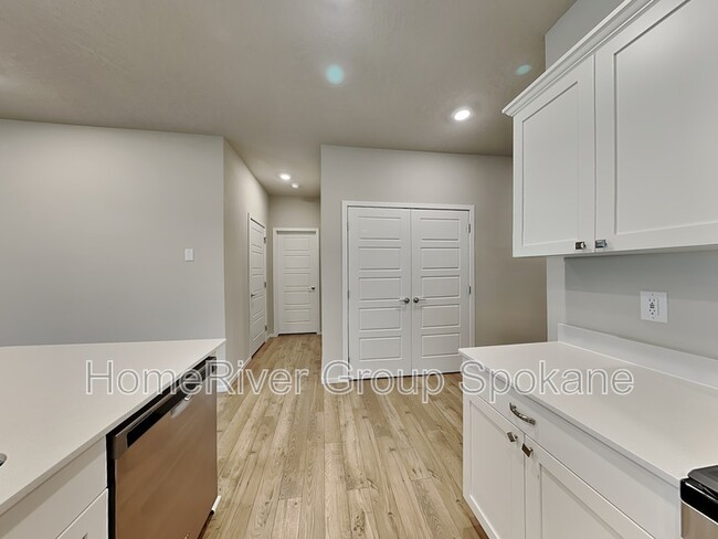 Building Photo - 5820 W Yorktown Ln