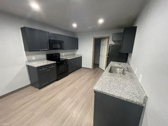 Building Photo - 2 br, 2 bath Triplex - 452 Derrs Chapel Road