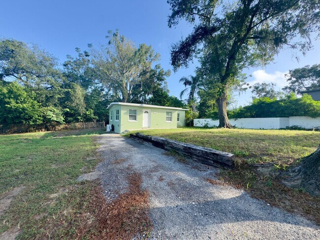 Foto del edificio - Charming Two Bedroom, One Bath Single Family Home Nestled in Leesburg FL!