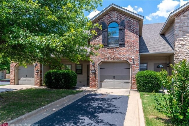 2 Bedroom Condo 6 Minutes from UofA! Prime location in quiet neighborhood! - 2 Bedroom Condo 6 Minutes from UofA! Prime location in quiet neighborhood!