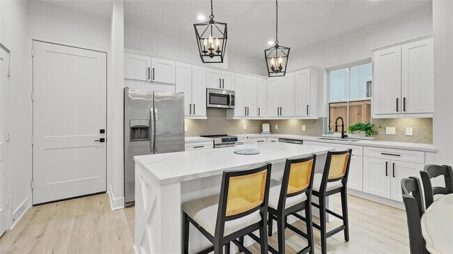 Foto del edificio - 6423 Highland Pine Ln