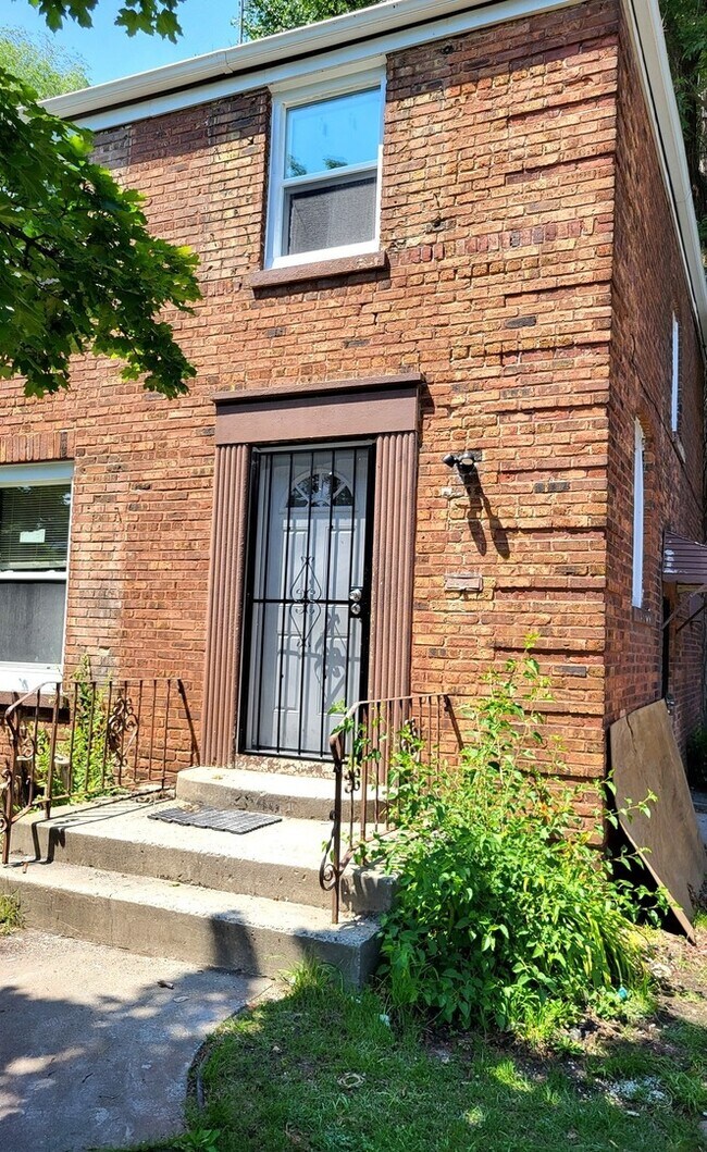 Foto del edificio - 2548 E 96th St