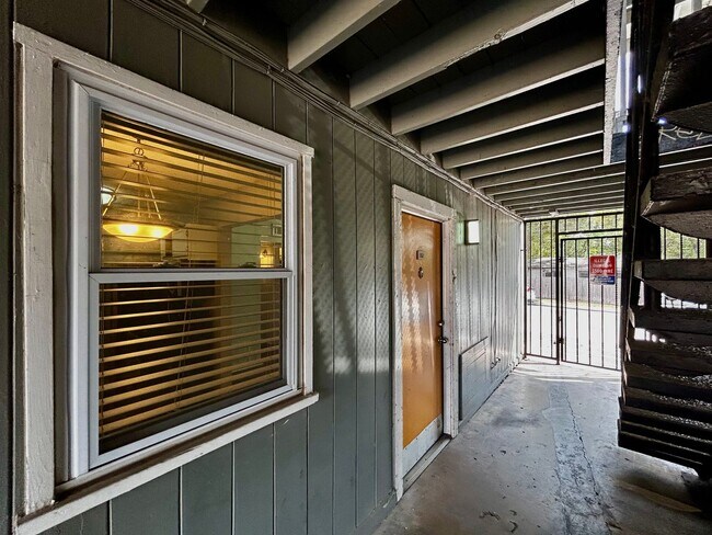 Foto del edificio - 2401 Manor Rd