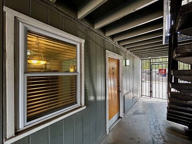 Building Photo - 2401 Manor Rd