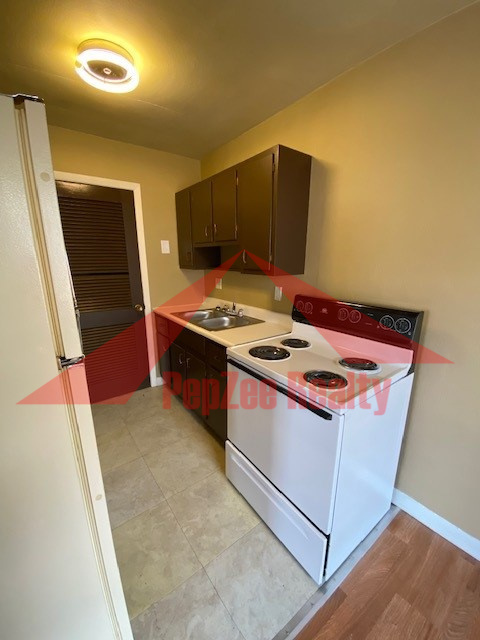 Kitchen - 620 Hall Ave