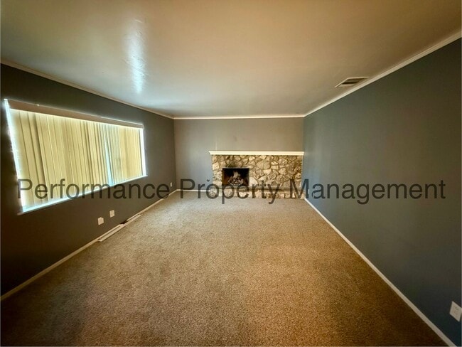 Foto del edificio - Stunning 4 Bed/2 Bath NE Home w/ Solar, RB...