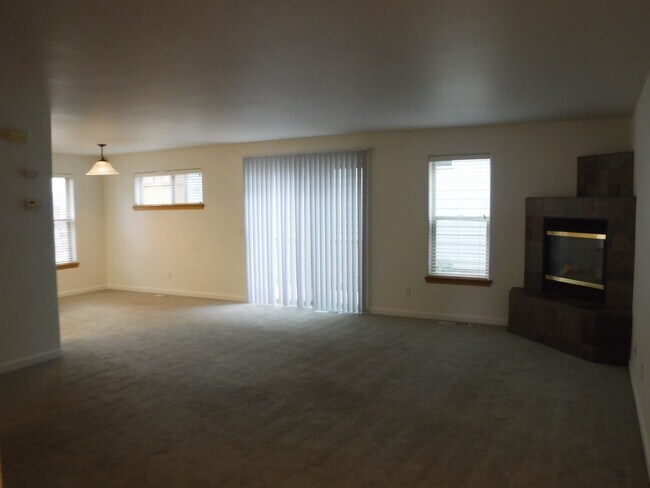 Building Photo - 2 Bed/2 Bath Apartment Located Near OSU/COCC Campus - Attached Garage