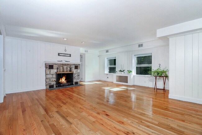 Foto del edificio - 63 Crosby Rd