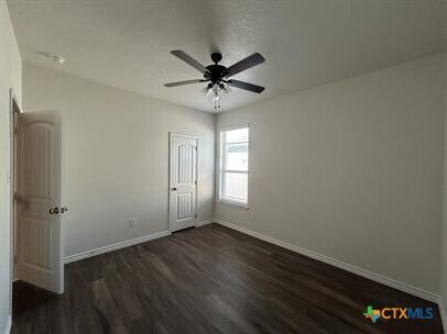 Foto del edificio - 5213 Rose Gdn Lp