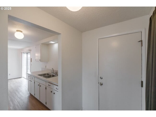 Building Photo - 3-bedroom 1 bath Single Level House