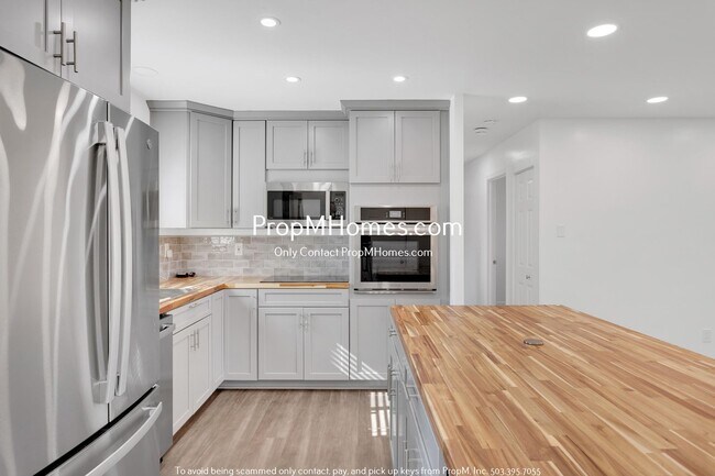 Building Photo - Fully Updated Three Bedroom Home in SE!