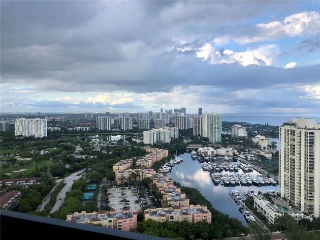 Foto del edificio - 3500 Mystic Pointe Dr