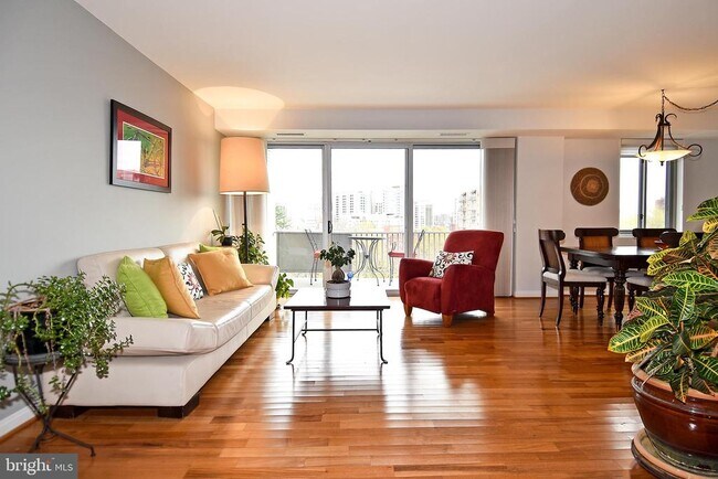 Foto del edificio - 8315 N Brook Ln