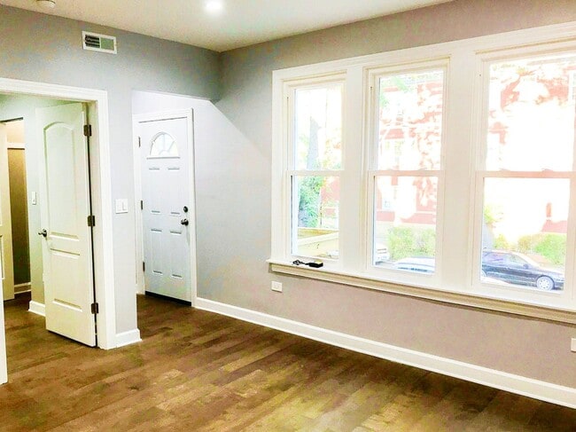Foto del edificio - 2928 N Hamlin Ave