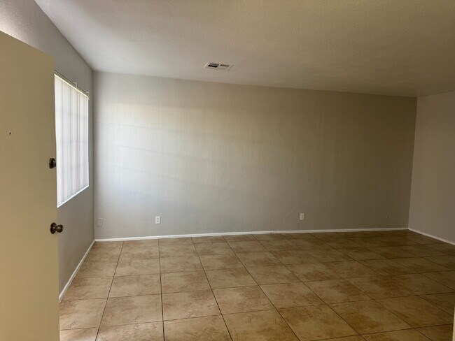 Building Photo - Fresh, Comfortable & Easy to Show!