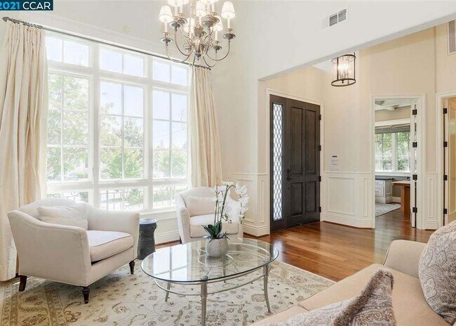 Foto del edificio - Beautifully Updated 5-Bedroom Home in Prim...