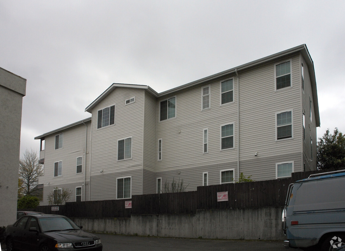 Building Photo - 906 N 96th St