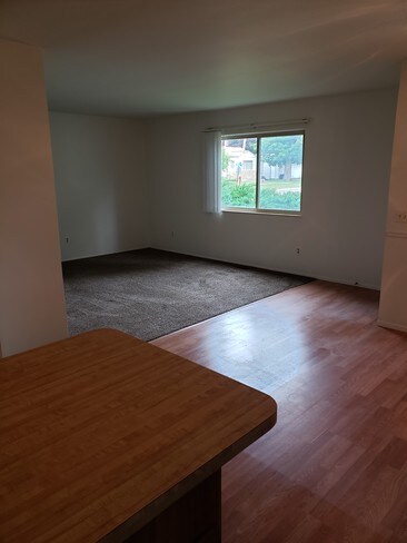 Living room - 549 S Elm St