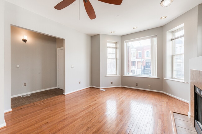 Foto del edificio - 2916 W Warren Blvd