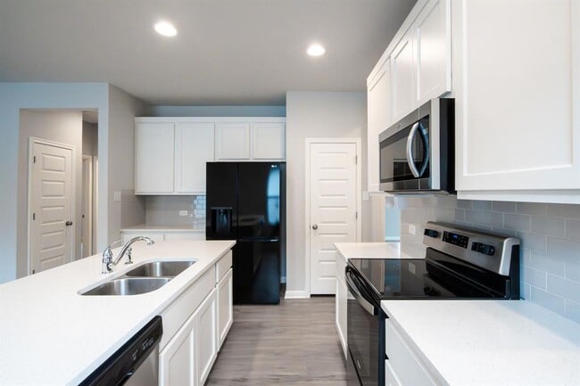 Building Photo - 208 Kellys Heroes Wy