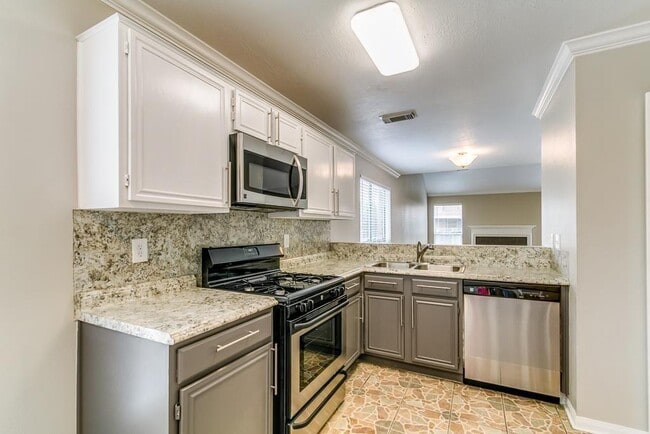 Building Photo - 8703 Scenic Green Dr