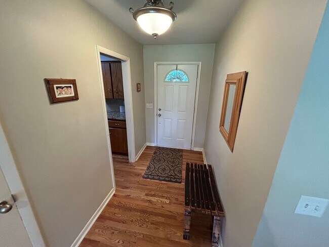 Building Photo - Furnished 3 Bedroom With Tons of Space!!