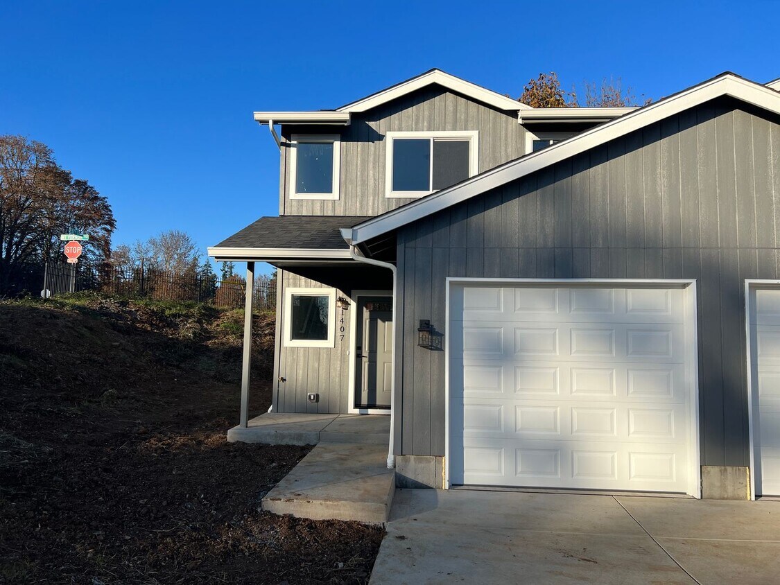 Foto principal - Newer 3 bedroom 2.5 bathroom duplex in Thu...