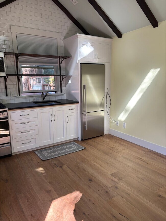 Foto del edificio - 9566 Main St