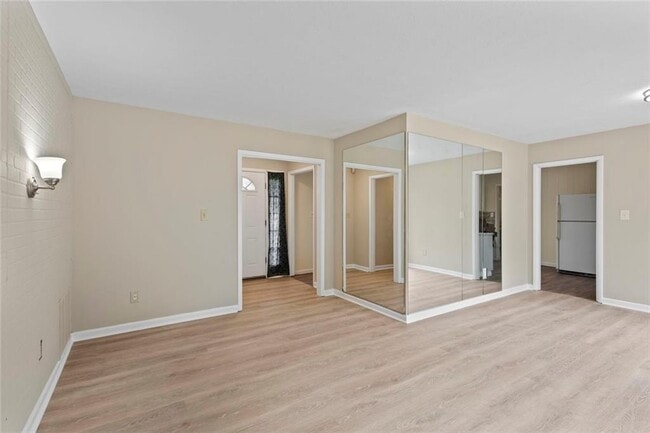 Building Photo - 1201 Shoreham Dr