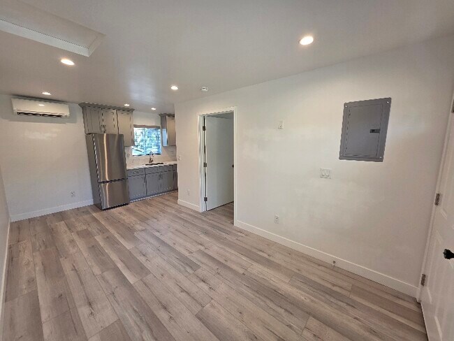 Foto del edificio - 308 E Elmwood Ave