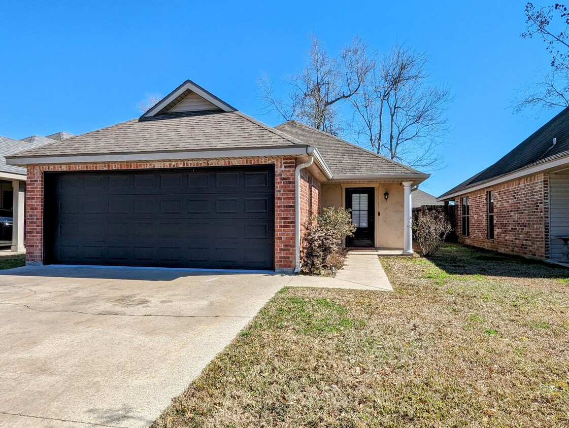 Primary Photo - Gorgeous 3Br/2ba Home with an Open Floor Plan