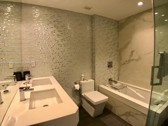 Building Photo - 2301 Collins Ave