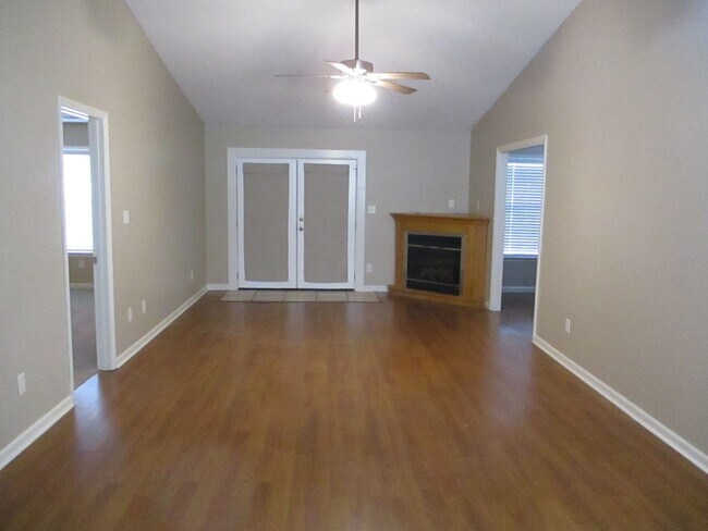 Foto del edificio - Spacious 2 Bedroom Townhome with Bonus Room & Private Backyard