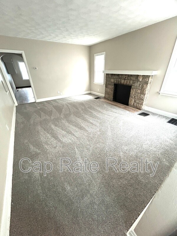 Building Photo - 1366 Duxberry Ave