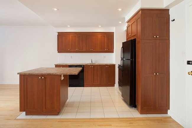 Building Photo - 3495 Rue de la Montagne
