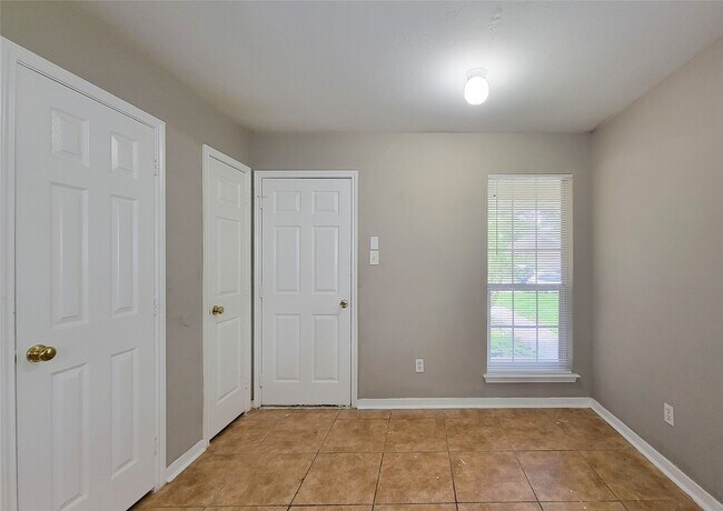 Building Photo - 5322 Rivergate Dr