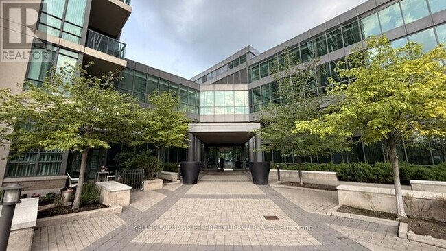 Photo du bâtiment - 215 Sherway Gardens Rd