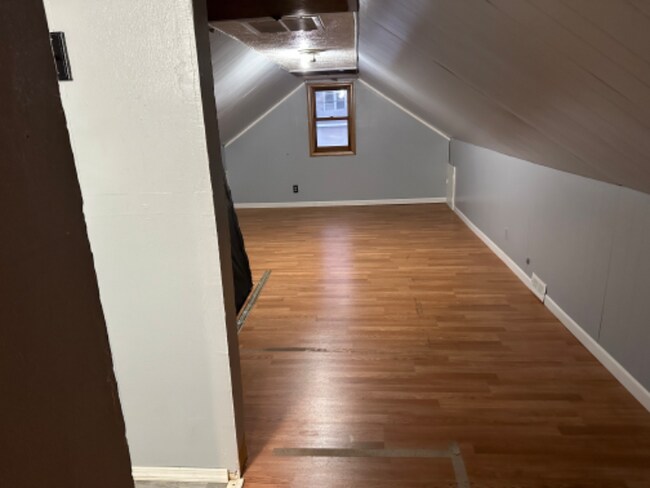 Building Photo - 1202 E Hines Ave