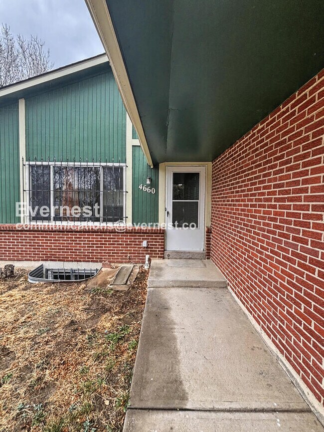 Foto del edificio - 5 Bed, 2.5 Bath Home with Fenced Yard & Garage / Available Soon!