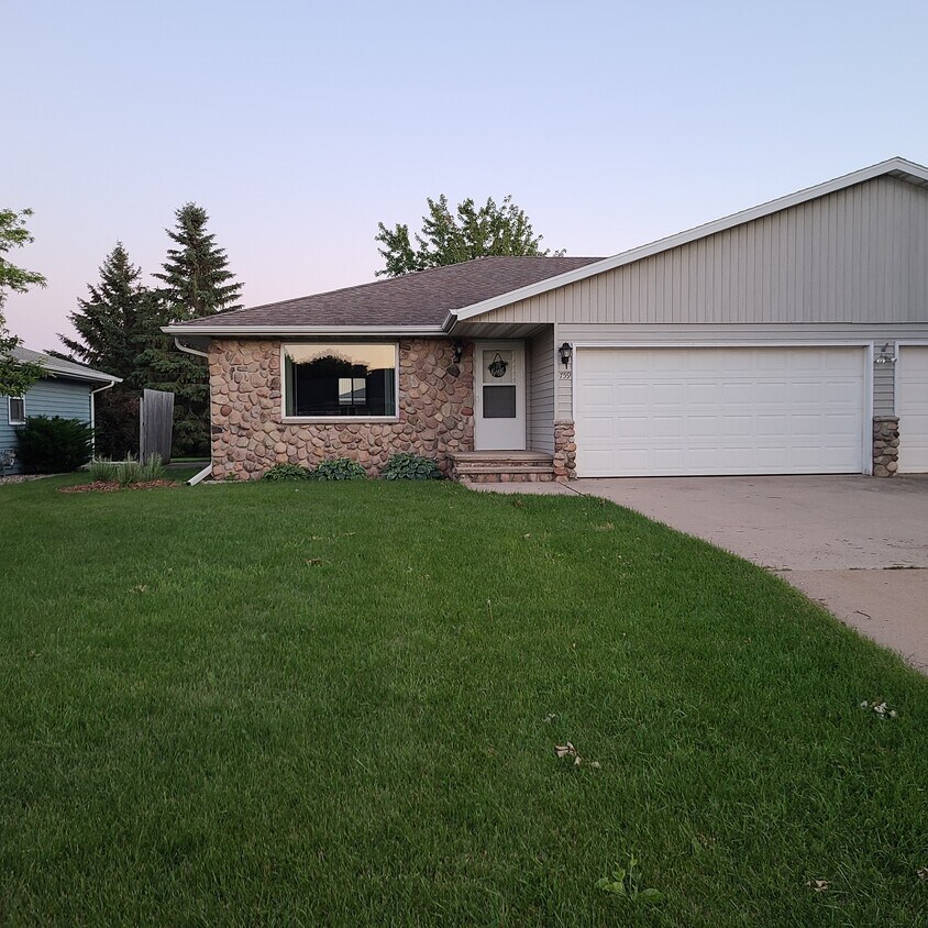 761 Trailsway Ln, Neenah, WI 54956 Townhome Rentals in Neenah WI