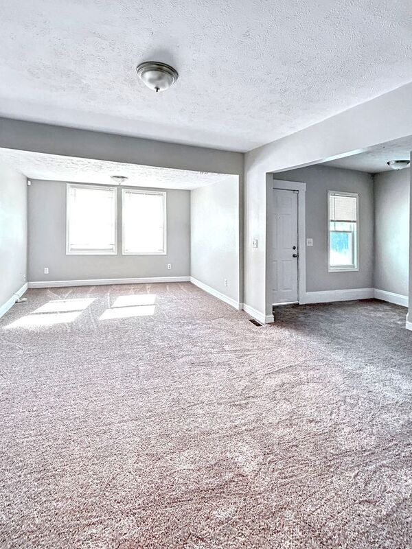 Building Photo - 9809 Raymond Ave