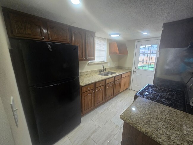 Building Photo - Spacious 5 Bedroom Single Home with Modern Comforts and Great Outdoor Space