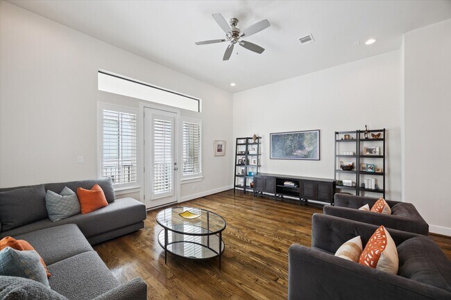 Foto del edificio - 4721 Banning Dr