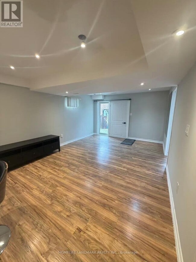 Building Photo - 74 Herefordshire Cres