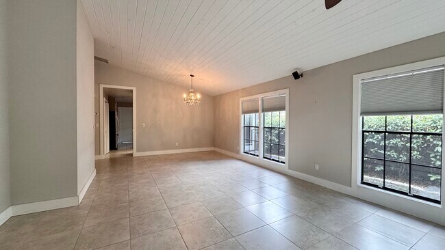 Foto del edificio - 241 Hummingbird Ln